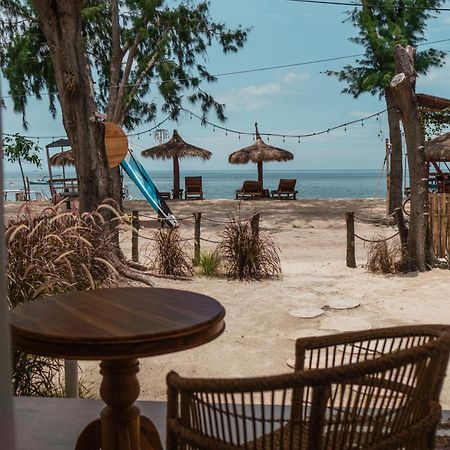 Sunscape Villa - Beachfront And Private Pool Gili Air Bagian luar foto