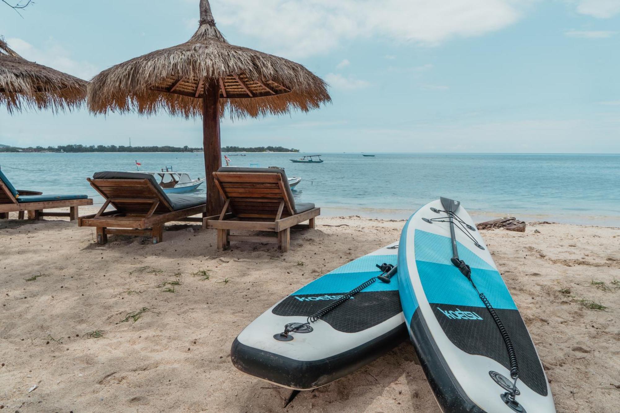 Sunscape Villa - Beachfront And Private Pool Gili Air Bagian luar foto