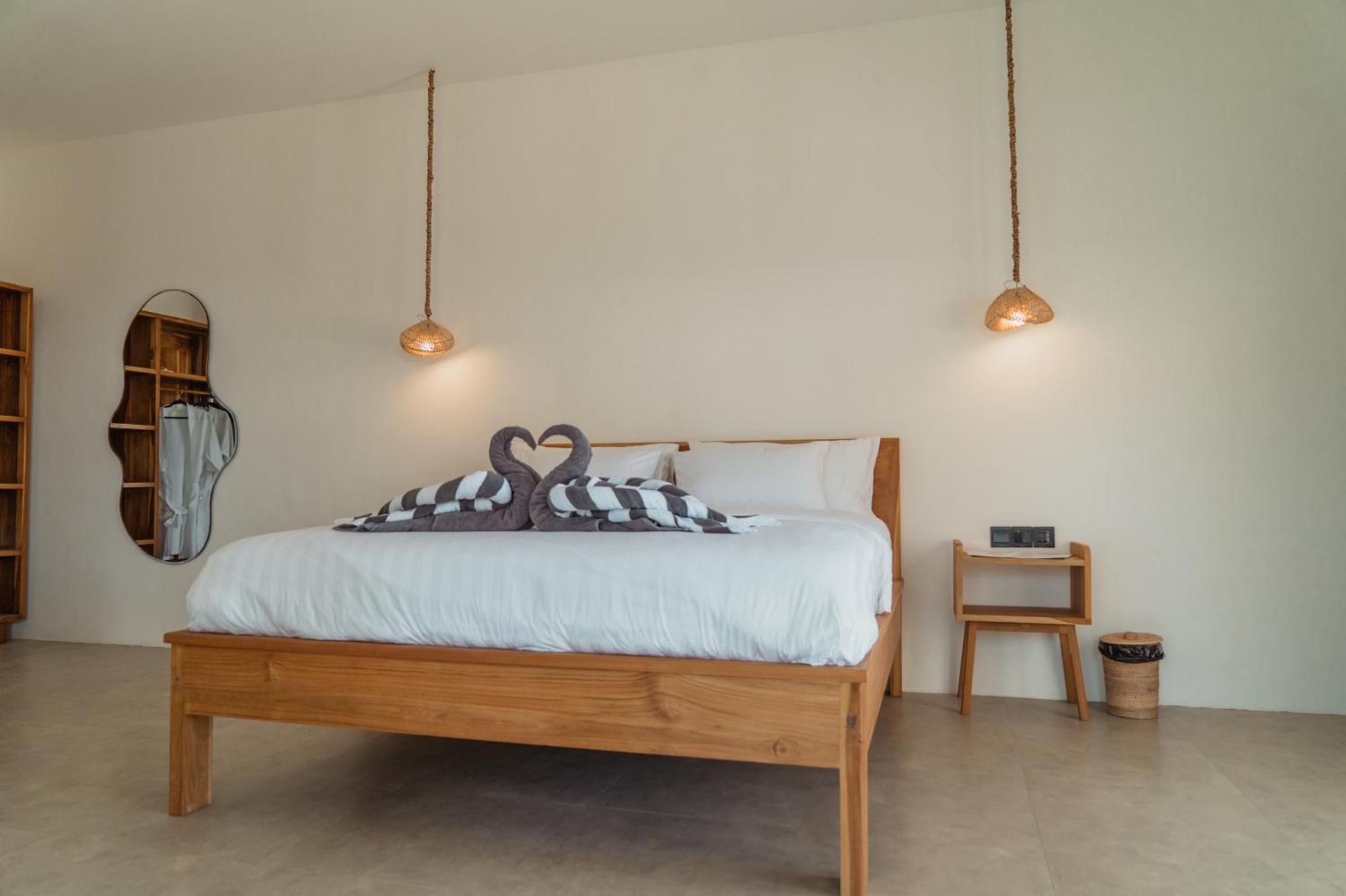 Sunscape Villa - Beachfront And Private Pool Gili Air Bagian luar foto