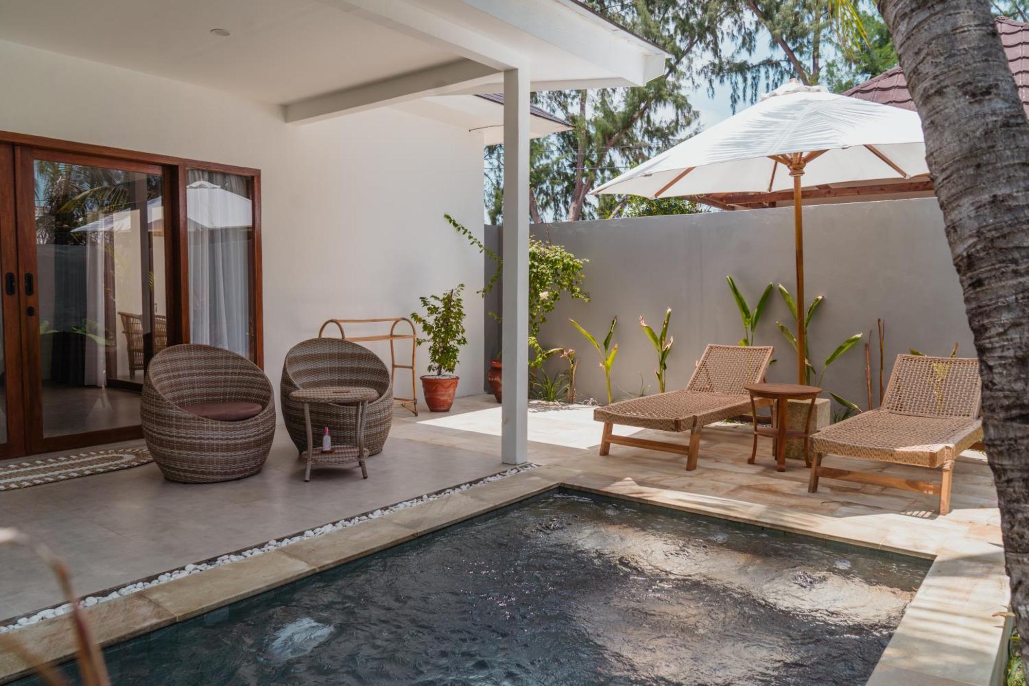 Sunscape Villa - Beachfront And Private Pool Gili Air Bagian luar foto