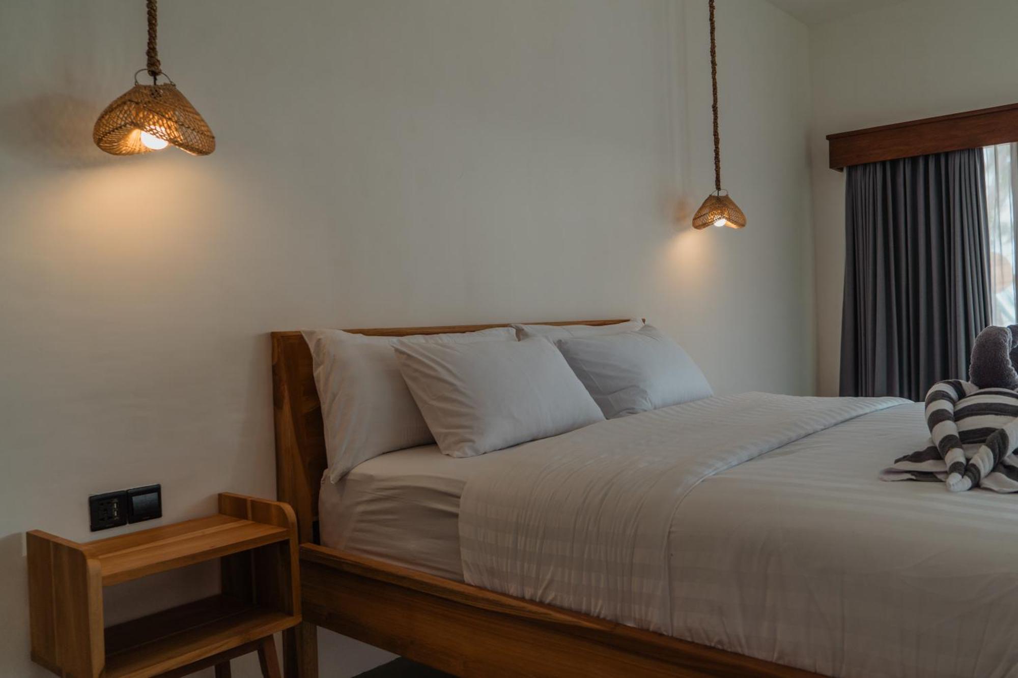 Sunscape Villa - Beachfront And Private Pool Gili Air Bagian luar foto