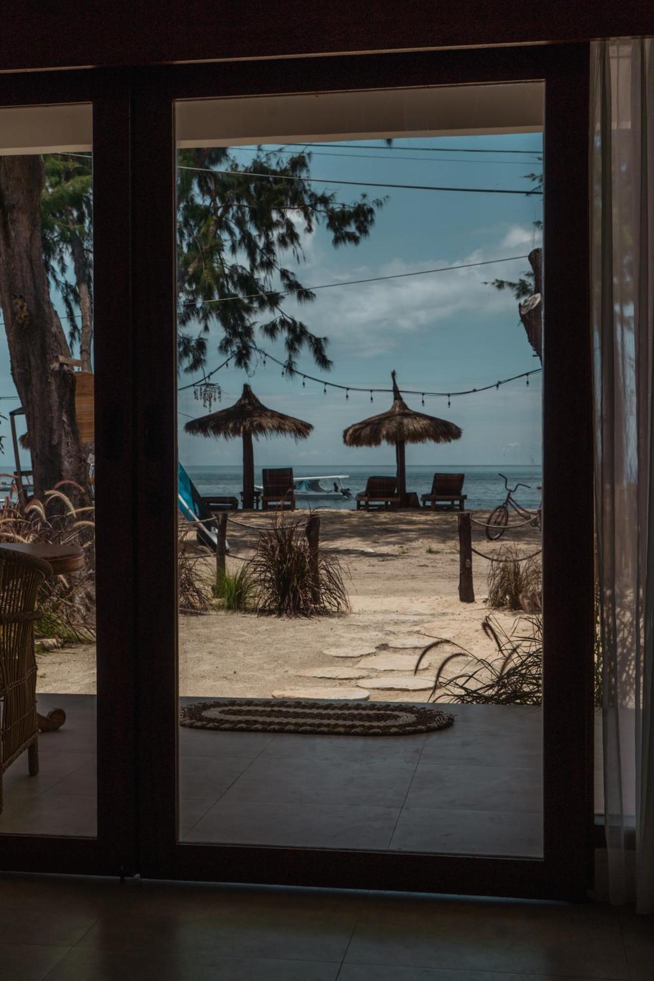 Sunscape Villa - Beachfront And Private Pool Gili Air Bagian luar foto
