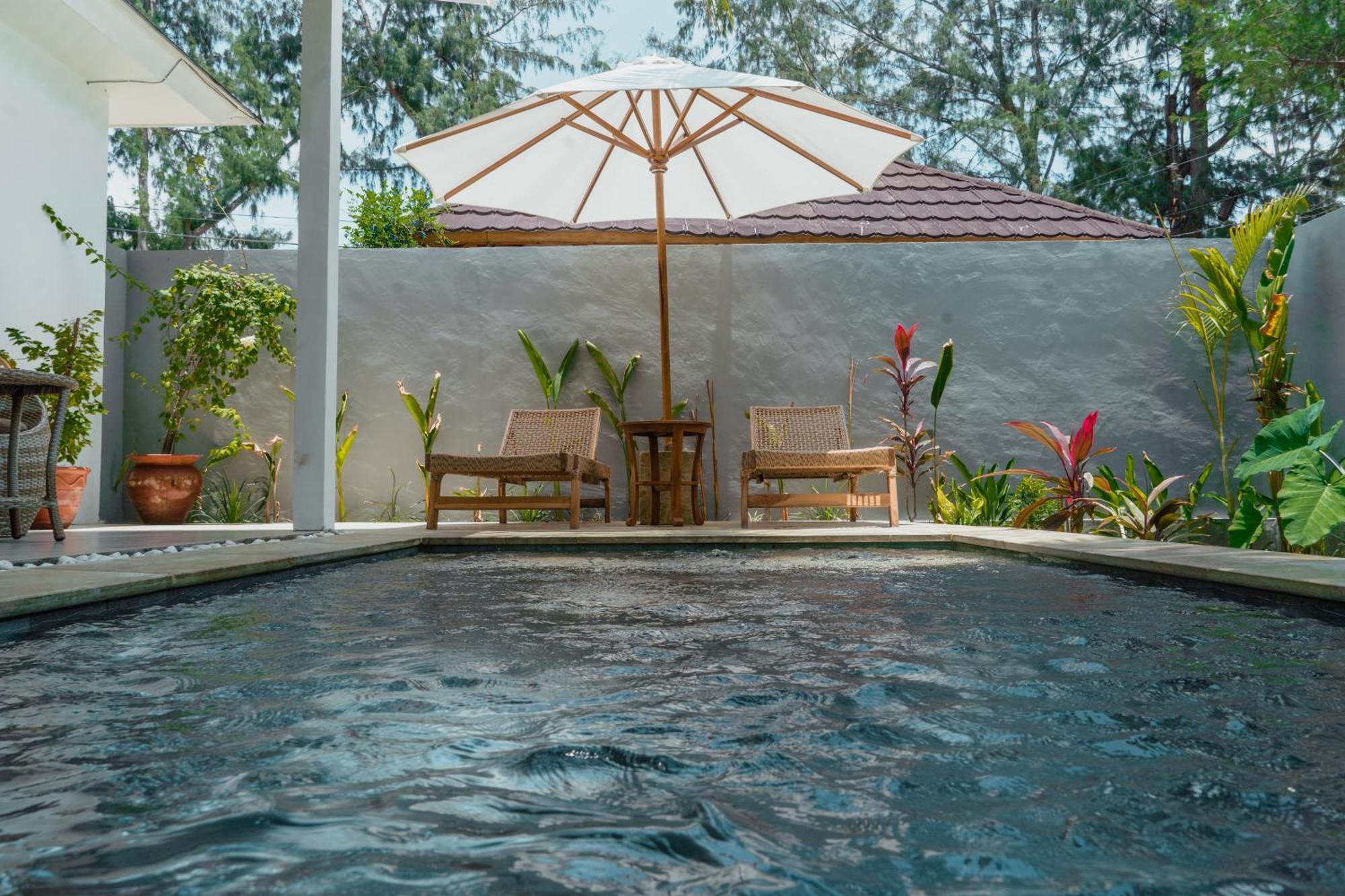 Sunscape Villa - Beachfront And Private Pool Gili Air Bagian luar foto
