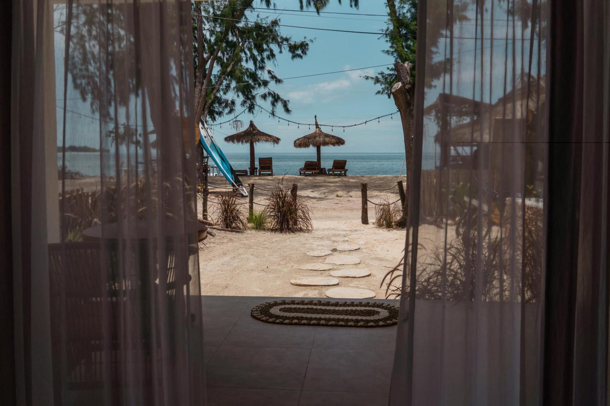 Sunscape Villa - Beachfront And Private Pool Gili Air Bagian luar foto
