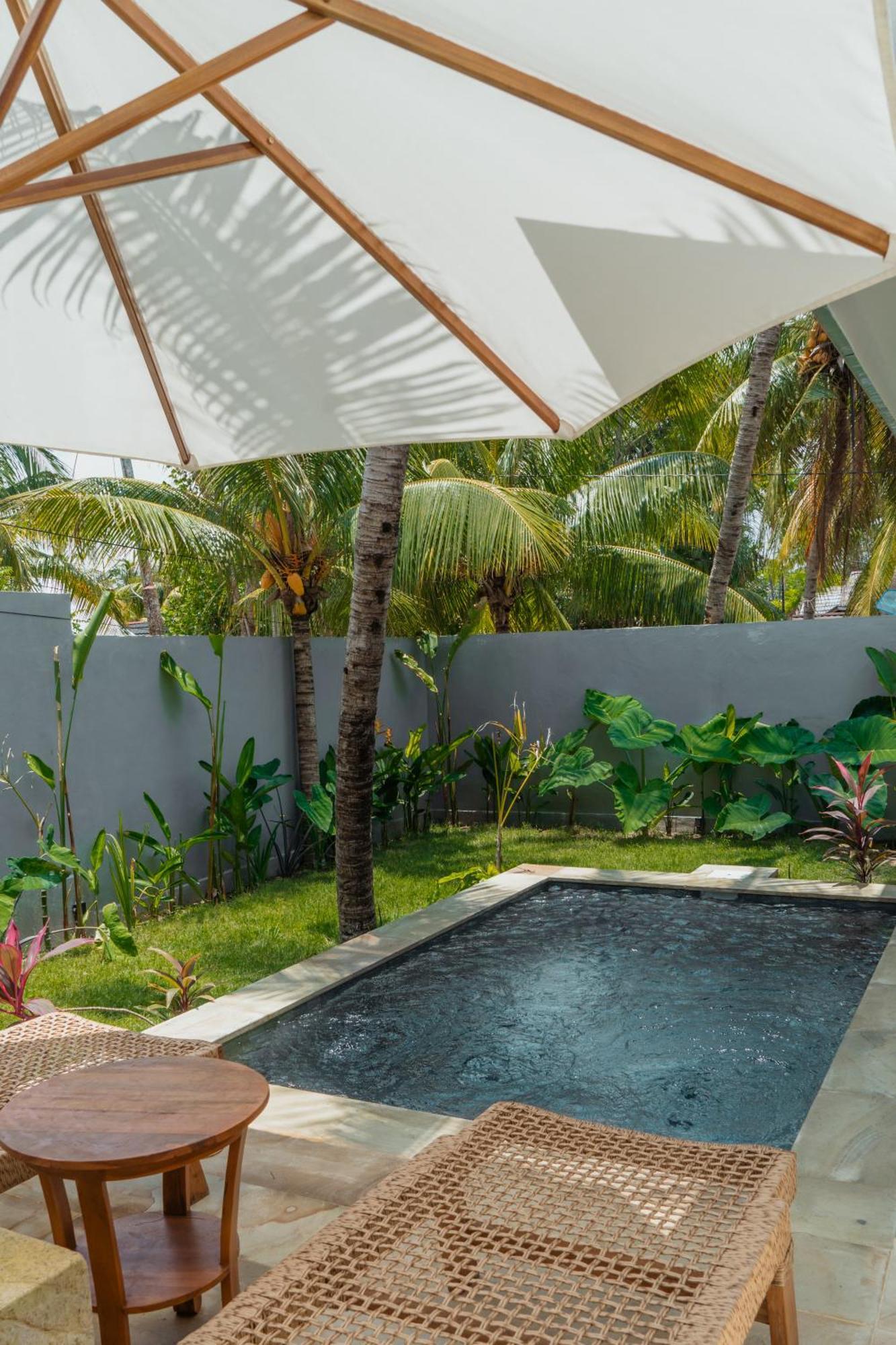 Sunscape Villa - Beachfront And Private Pool Gili Air Bagian luar foto