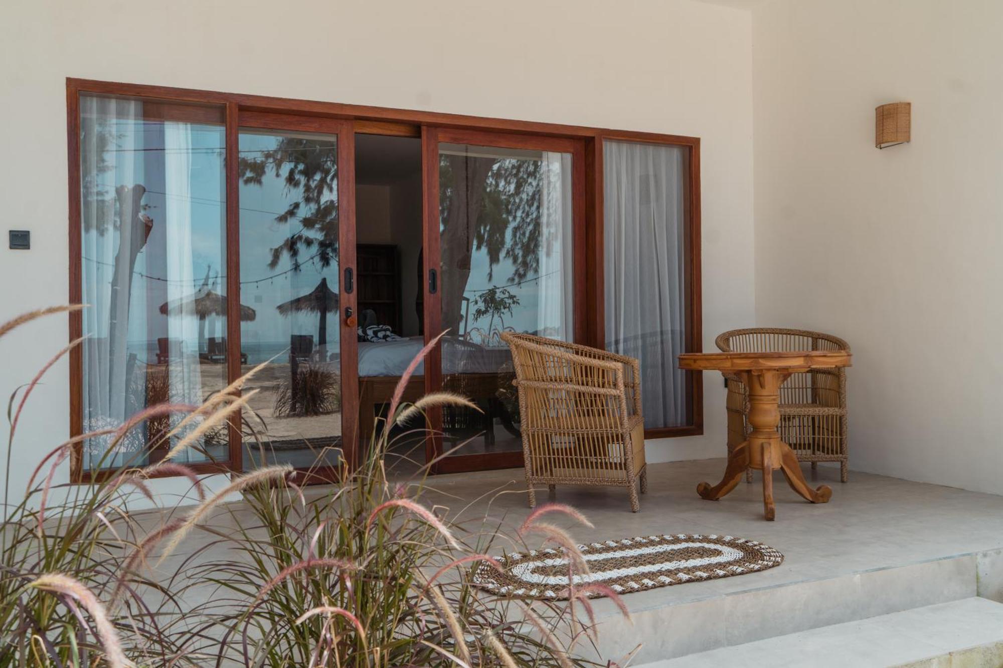 Sunscape Villa - Beachfront And Private Pool Gili Air Bagian luar foto