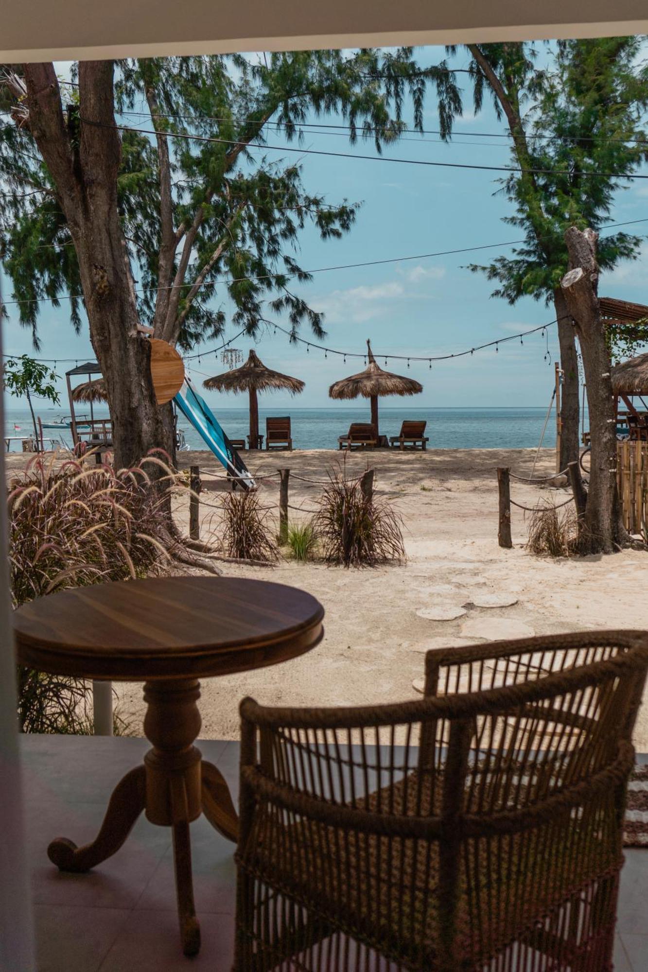 Sunscape Villa - Beachfront And Private Pool Gili Air Bagian luar foto
